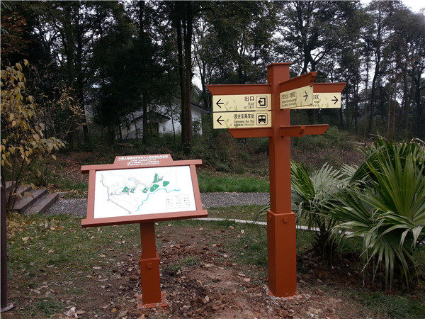 在現代大城市或一些鄉村道路上，合理的價格路標隨處可見。盡管人們在日常生活中并不太注意他們，但大多數時候他們會快速瀏覽一下，獲取他們需要的信息，然后離開。甚至一些未開化的人也樂于破壞這種公共物品。為了引起人們對導視牌的注意，我們來介紹一下導視牌的具體功能。  首先，導視牌最基本的功能是作為路標和導游卡，向來往的人們傳達各種信息，主要包括重要場所的內部結構、周圍道路和交通狀況的說明，以便人們能夠獨立、快速地找到正確的前進方向，這在高速公路或國道上是常見的。不僅如此，它還可以作為一些著名旅游景點附近建筑的文化背景介紹或名人身份介紹的載體，有利于豐富游客的文化背景知識，是一種優秀的文化宣傳手段。此外，標有“禁止”字樣的標識，如:禁止吸煙、禁止大聲喧嘩、禁止攝影等。有利于維護公共秩序，明確告知群眾哪些行為是不允許的，并對公眾產生約束作用。  其次，著名的導向標識也是美化和豐富空間環境的工具。它可以填補視覺空白，同時還可以調節和緩解公眾的視覺疲勞。一些路標將被設計得漂亮可愛，這實際上是對環境的一種點綴，使周圍的環境更加充滿活力和新鮮。眾所周知，如果你在高速公路上開很長時間，你會很累，因為周圍環境太單一。 然而，導向標識可以給司機提供一定的距離或各種各樣的當地信息，這可以使每個人的注意力暫時轉移，并很容易引起與車內乘客的話題?？偠灾?，導視牌在人們的日常生活中非常重要。沒有它，人們將很難找到前進的正確方向，空間環境將不會豐富和美麗。  因此，平時人們應該愛護公共場所的導向標識，不要讓它們成為自己享樂的代價，充分發揮它們的使用價值。